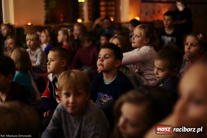 Zdjęcie w galerii na portalu naszraciborz.pl: W zaczarowanym świecie braci Grimm - uczniowie SP 15 słuchali wczoraj bajek wiadomości z regionu