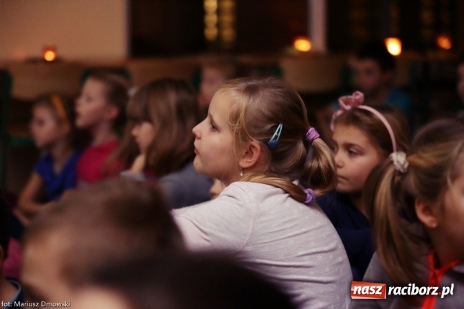 Zdjęcie w galerii na portalu naszraciborz.pl: W zaczarowanym świecie braci Grimm - uczniowie SP 15 słuchali wczoraj bajek wiadomości z regionu