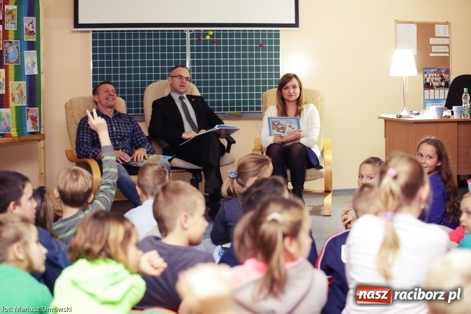 Zdjęcie w galerii na portalu naszraciborz.pl: W zaczarowanym świecie braci Grimm - uczniowie SP 15 słuchali wczoraj bajek wiadomości z regionu