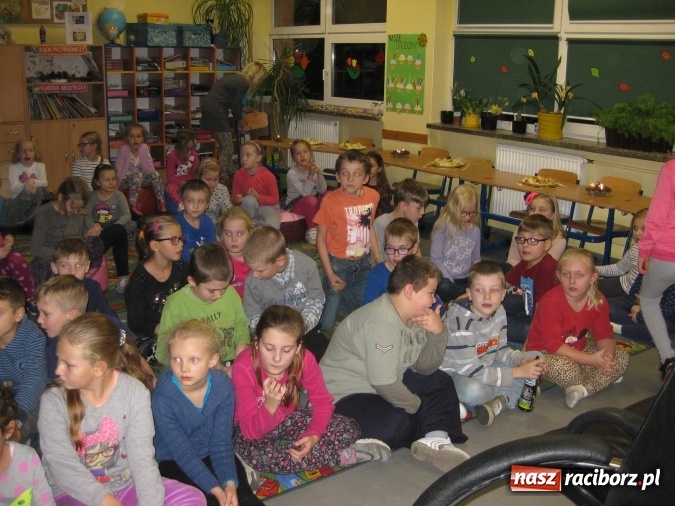 Zdjęcie w galerii na portalu naszraciborz.pl: W zaczarowanym świecie braci Grimm - uczniowie SP 15 słuchali wczoraj bajek wiadomości z regionu