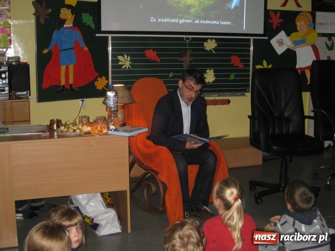 Zdjęcie w galerii na portalu naszraciborz.pl: W zaczarowanym świecie braci Grimm - uczniowie SP 15 słuchali wczoraj bajek wiadomości z regionu