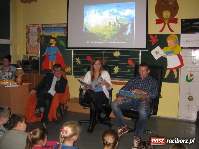 Zdjęcie w galerii na portalu naszraciborz.pl: W zaczarowanym świecie braci Grimm - uczniowie SP 15 słuchali wczoraj bajek wiadomości z regionu