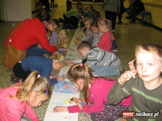 Zdjęcie w galerii na portalu naszraciborz.pl: W zaczarowanym świecie braci Grimm - uczniowie SP 15 słuchali wczoraj bajek wiadomości z regionu