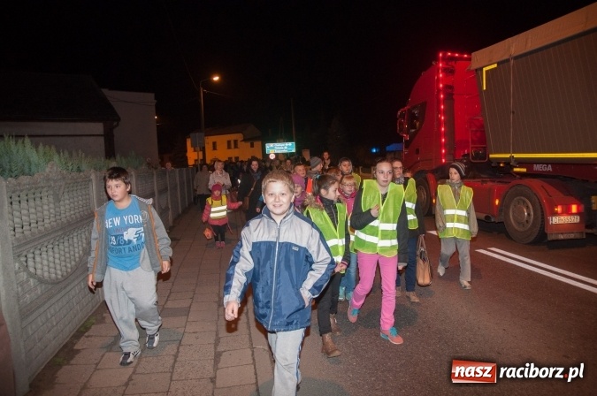 Zdjęcie w galerii na portalu naszraciborz.pl: Od kościoła do katolickiej szkoły – święty Marcin wędrował po Sudole wiadomości z regionu