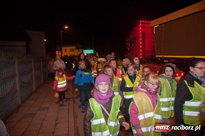 Zdjęcie w galerii na portalu naszraciborz.pl: Od kościoła do katolickiej szkoły – święty Marcin wędrował po Sudole wiadomości z regionu