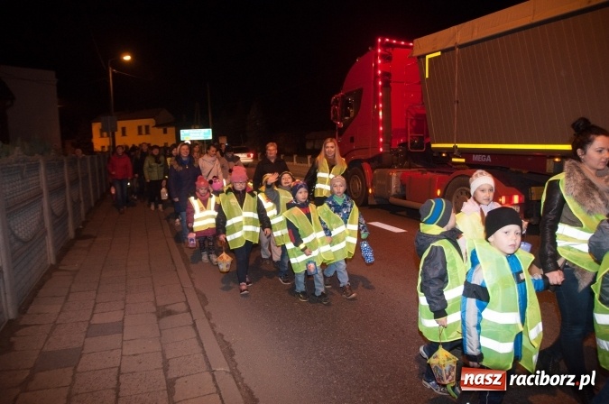 Zdjęcie w galerii na portalu naszraciborz.pl: Od kościoła do katolickiej szkoły – święty Marcin wędrował po Sudole wiadomości z regionu