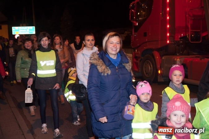 Zdjęcie w galerii na portalu naszraciborz.pl: Od kościoła do katolickiej szkoły – święty Marcin wędrował po Sudole wiadomości z regionu
