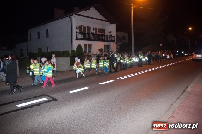 Zdjęcie w galerii na portalu naszraciborz.pl: Od kościoła do katolickiej szkoły – święty Marcin wędrował po Sudole wiadomości z regionu