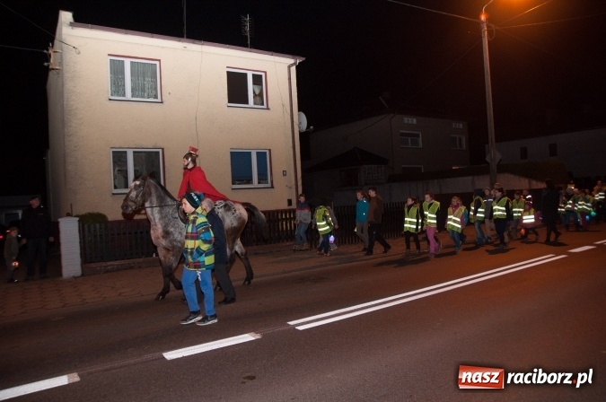 Zdjęcie w galerii na portalu naszraciborz.pl: Od kościoła do katolickiej szkoły – święty Marcin wędrował po Sudole wiadomości z regionu