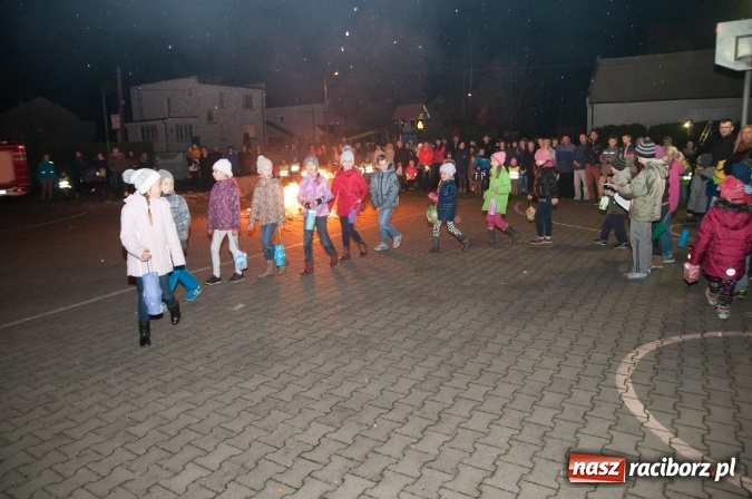 Zdjęcie w galerii na portalu naszraciborz.pl: Od kościoła do katolickiej szkoły – święty Marcin wędrował po Sudole wiadomości z regionu