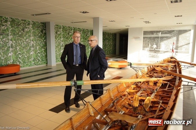 Zdjęcie w galerii na portalu naszraciborz.pl: Podpisanie porozumienia i otwarcie wystawy łodzi historycznej z 1929 roku w H2Ostróg wiadomości z regionu