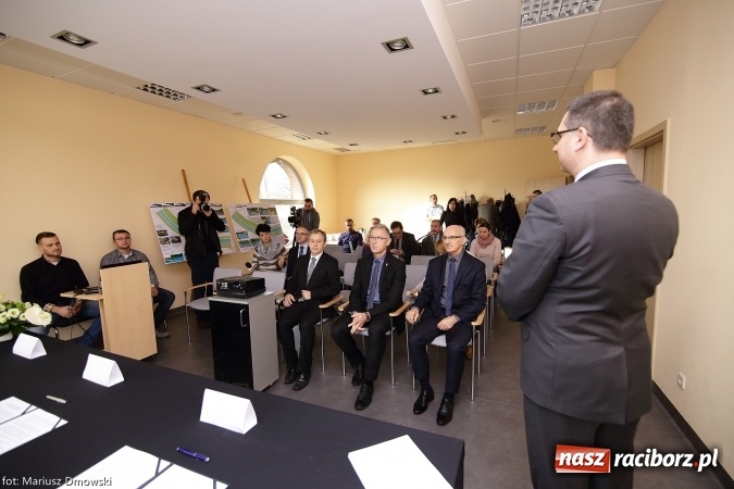 Zdjęcie w galerii na portalu naszraciborz.pl: Podpisanie porozumienia i otwarcie wystawy łodzi historycznej z 1929 roku w H2Ostróg wiadomości z regionu