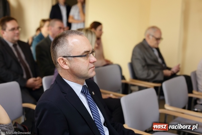 Zdjęcie w galerii na portalu naszraciborz.pl: Podpisanie porozumienia i otwarcie wystawy łodzi historycznej z 1929 roku w H2Ostróg wiadomości z regionu