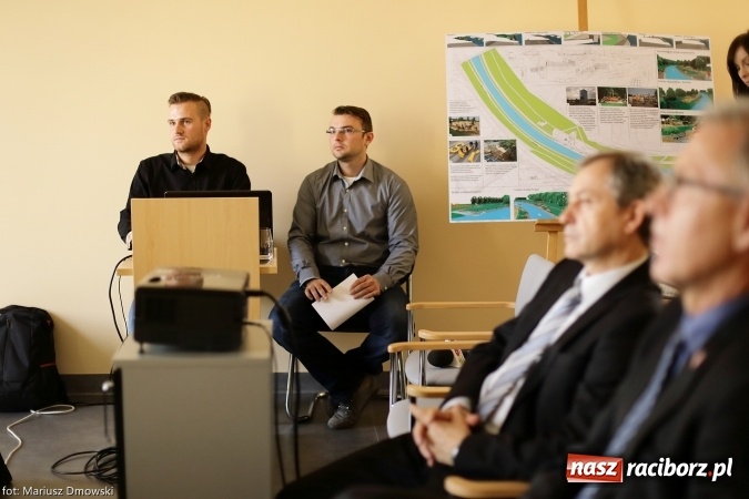 Zdjęcie w galerii na portalu naszraciborz.pl: Podpisanie porozumienia i otwarcie wystawy łodzi historycznej z 1929 roku w H2Ostróg wiadomości z regionu