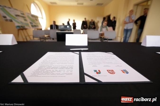 Zdjęcie w galerii na portalu naszraciborz.pl: Podpisanie porozumienia i otwarcie wystawy łodzi historycznej z 1929 roku w H2Ostróg wiadomości z regionu