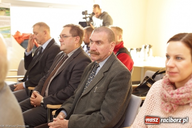 Zdjęcie w galerii na portalu naszraciborz.pl: Podpisanie porozumienia i otwarcie wystawy łodzi historycznej z 1929 roku w H2Ostróg wiadomości z regionu