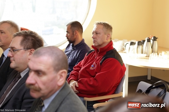 Zdjęcie w galerii na portalu naszraciborz.pl: Podpisanie porozumienia i otwarcie wystawy łodzi historycznej z 1929 roku w H2Ostróg wiadomości z regionu