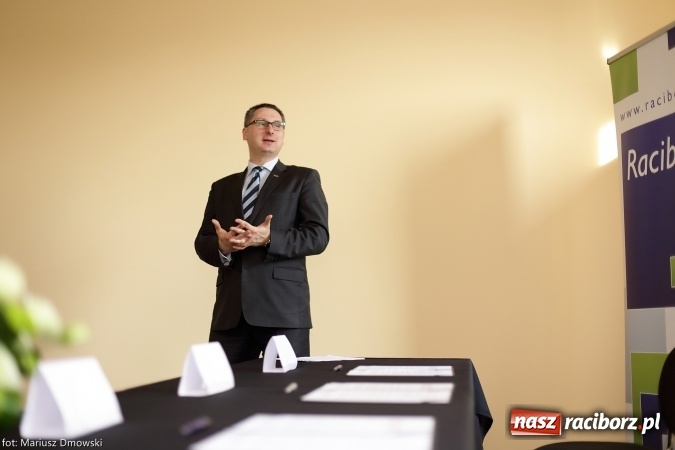 Zdjęcie w galerii na portalu naszraciborz.pl: Podpisanie porozumienia i otwarcie wystawy łodzi historycznej z 1929 roku w H2Ostróg wiadomości z regionu