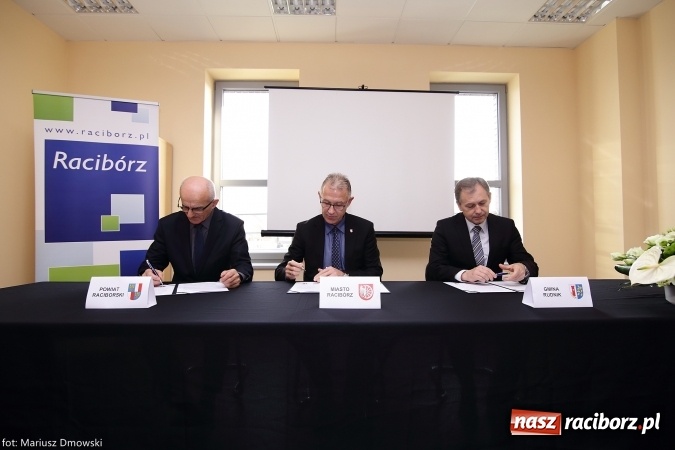 Zdjęcie w galerii na portalu naszraciborz.pl: Podpisanie porozumienia i otwarcie wystawy łodzi historycznej z 1929 roku w H2Ostróg wiadomości z regionu