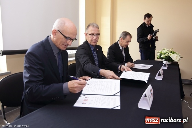 Zdjęcie w galerii na portalu naszraciborz.pl: Podpisanie porozumienia i otwarcie wystawy łodzi historycznej z 1929 roku w H2Ostróg wiadomości z regionu