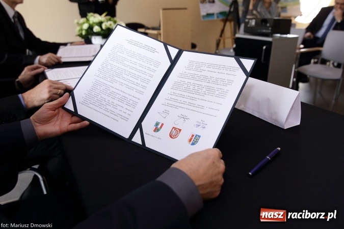 Zdjęcie w galerii na portalu naszraciborz.pl: Podpisanie porozumienia i otwarcie wystawy łodzi historycznej z 1929 roku w H2Ostróg wiadomości z regionu