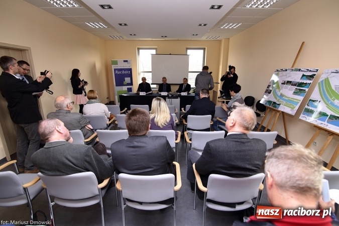 Zdjęcie w galerii na portalu naszraciborz.pl: Podpisanie porozumienia i otwarcie wystawy łodzi historycznej z 1929 roku w H2Ostróg wiadomości z regionu