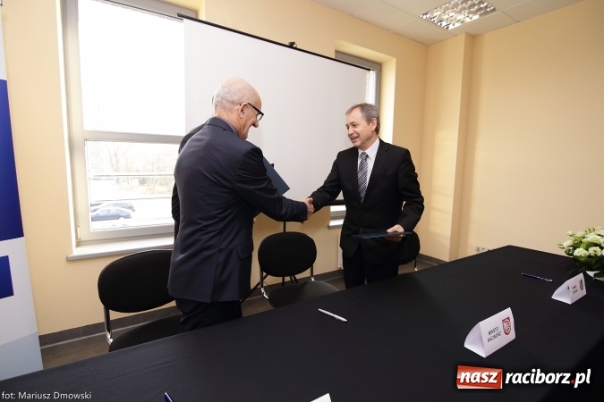 Zdjęcie w galerii na portalu naszraciborz.pl: Podpisanie porozumienia i otwarcie wystawy łodzi historycznej z 1929 roku w H2Ostróg wiadomości z regionu