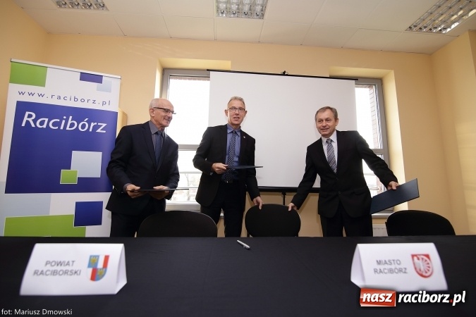 Zdjęcie w galerii na portalu naszraciborz.pl: Podpisanie porozumienia i otwarcie wystawy łodzi historycznej z 1929 roku w H2Ostróg wiadomości z regionu