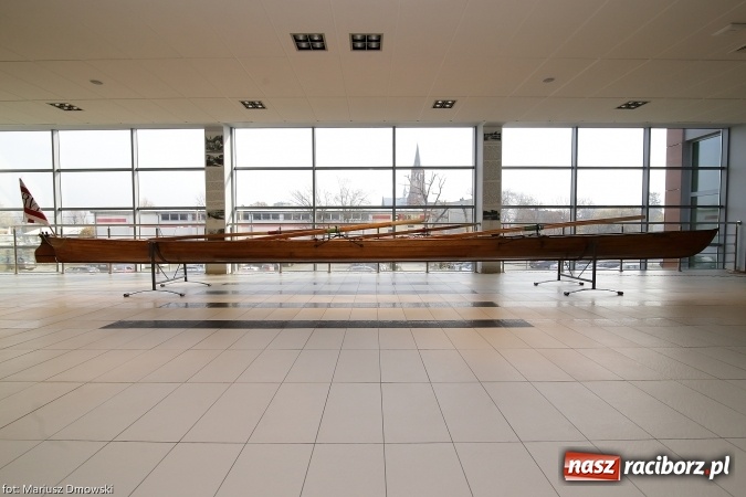 Zdjęcie w galerii na portalu naszraciborz.pl: Podpisanie porozumienia i otwarcie wystawy łodzi historycznej z 1929 roku w H2Ostróg wiadomości z regionu