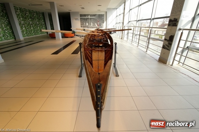 Zdjęcie w galerii na portalu naszraciborz.pl: Podpisanie porozumienia i otwarcie wystawy łodzi historycznej z 1929 roku w H2Ostróg wiadomości z regionu