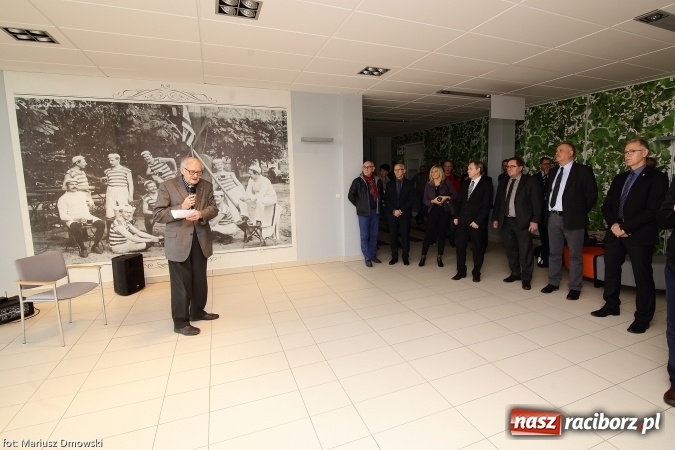 Zdjęcie w galerii na portalu naszraciborz.pl: Podpisanie porozumienia i otwarcie wystawy łodzi historycznej z 1929 roku w H2Ostróg wiadomości z regionu