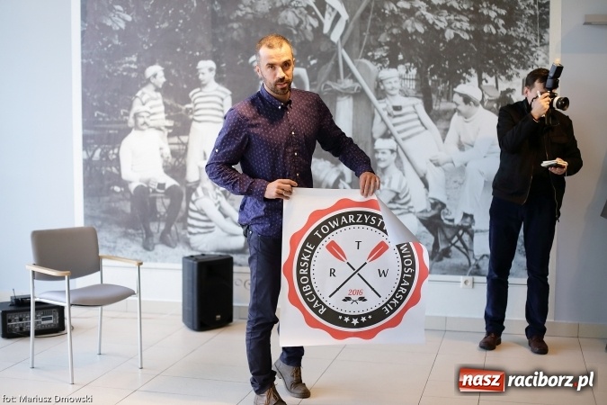 Zdjęcie w galerii na portalu naszraciborz.pl: Podpisanie porozumienia i otwarcie wystawy łodzi historycznej z 1929 roku w H2Ostróg wiadomości z regionu