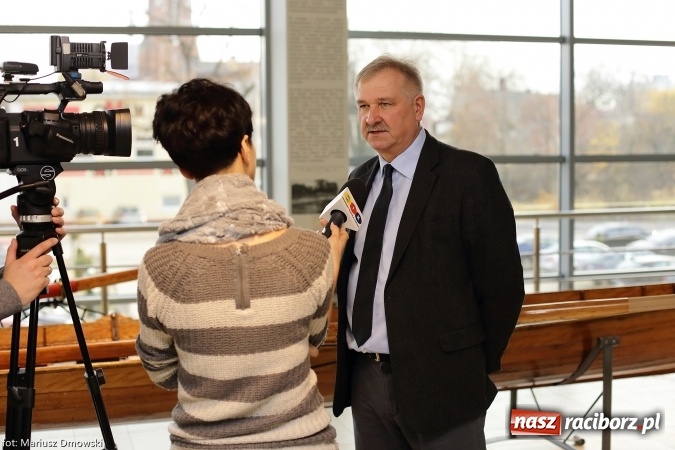 Zdjęcie w galerii na portalu naszraciborz.pl: Podpisanie porozumienia i otwarcie wystawy łodzi historycznej z 1929 roku w H2Ostróg wiadomości z regionu
