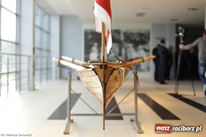Zdjęcie w galerii na portalu naszraciborz.pl: Podpisanie porozumienia i otwarcie wystawy łodzi historycznej z 1929 roku w H2Ostróg wiadomości z regionu