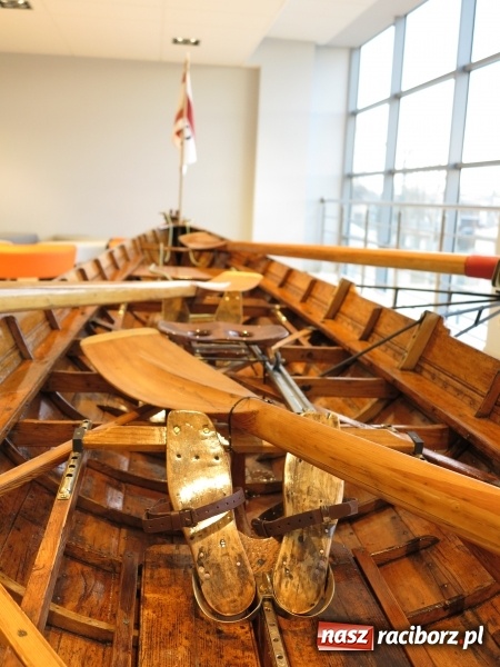 Zdjęcie w galerii na portalu naszraciborz.pl: Podpisanie porozumienia i otwarcie wystawy łodzi historycznej z 1929 roku w H2Ostróg wiadomości z regionu