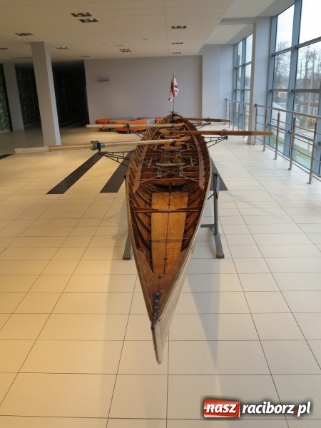 Zdjęcie w galerii na portalu naszraciborz.pl: Podpisanie porozumienia i otwarcie wystawy łodzi historycznej z 1929 roku w H2Ostróg wiadomości z regionu