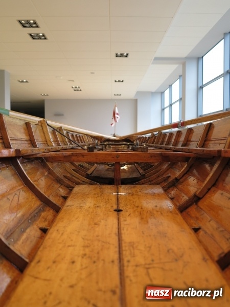 Zdjęcie w galerii na portalu naszraciborz.pl: Podpisanie porozumienia i otwarcie wystawy łodzi historycznej z 1929 roku w H2Ostróg wiadomości z regionu