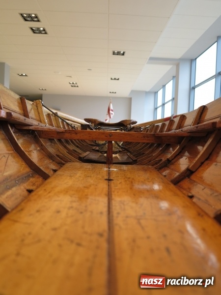 Zdjęcie w galerii na portalu naszraciborz.pl: Podpisanie porozumienia i otwarcie wystawy łodzi historycznej z 1929 roku w H2Ostróg wiadomości z regionu