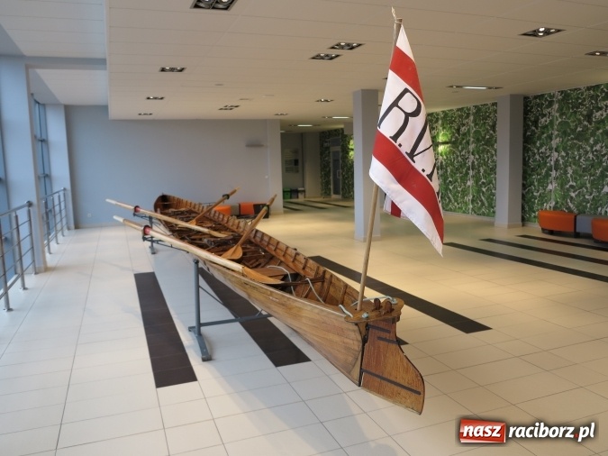 Zdjęcie w galerii na portalu naszraciborz.pl: Podpisanie porozumienia i otwarcie wystawy łodzi historycznej z 1929 roku w H2Ostróg wiadomości z regionu