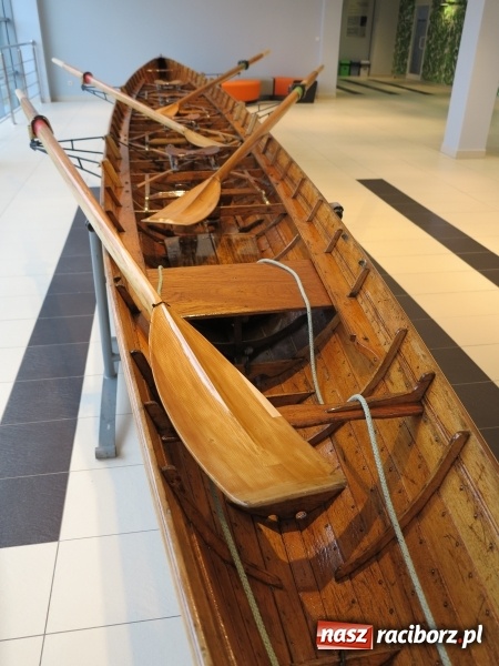 Zdjęcie w galerii na portalu naszraciborz.pl: Podpisanie porozumienia i otwarcie wystawy łodzi historycznej z 1929 roku w H2Ostróg wiadomości z regionu