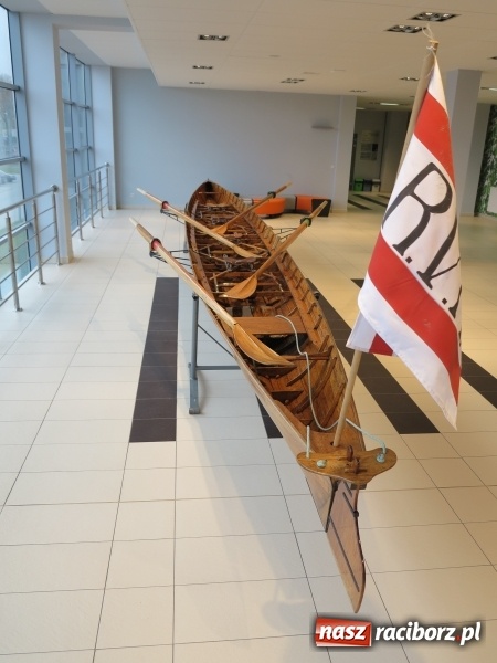 Zdjęcie w galerii na portalu naszraciborz.pl: Podpisanie porozumienia i otwarcie wystawy łodzi historycznej z 1929 roku w H2Ostróg wiadomości z regionu