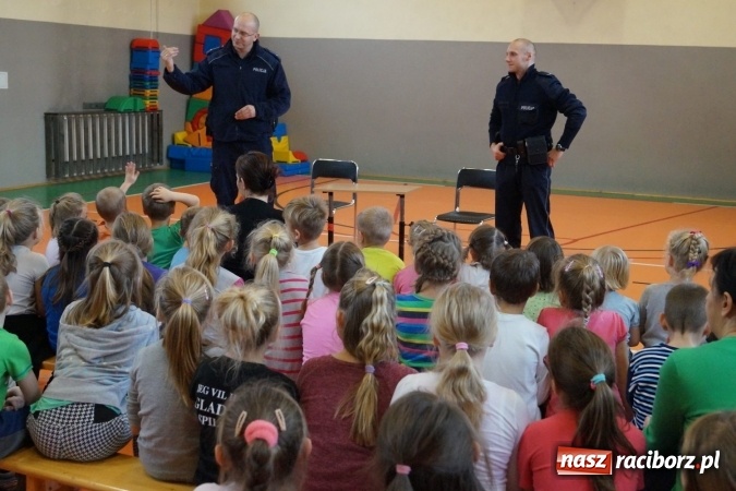 Zdjęcie w galerii na portalu naszraciborz.pl: Kamizelki odblaskowe trafiły do uczniów z Górek Śląskich  wiadomości z regionu