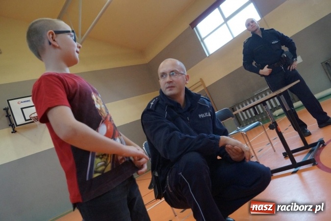 Zdjęcie w galerii na portalu naszraciborz.pl: Kamizelki odblaskowe trafiły do uczniów z Górek Śląskich  wiadomości z regionu