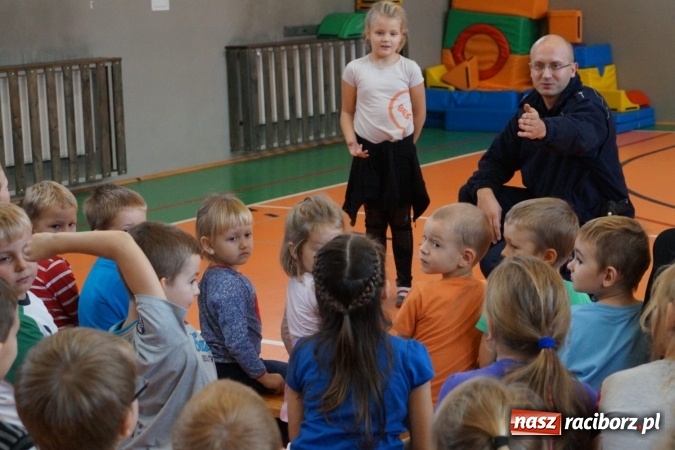 Zdjęcie w galerii na portalu naszraciborz.pl: Kamizelki odblaskowe trafiły do uczniów z Górek Śląskich  wiadomości z regionu