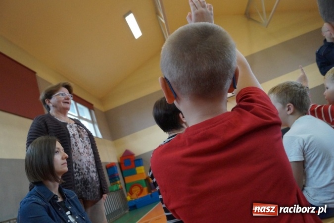 Zdjęcie w galerii na portalu naszraciborz.pl: Kamizelki odblaskowe trafiły do uczniów z Górek Śląskich  wiadomości z regionu