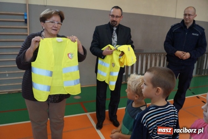 Zdjęcie w galerii na portalu naszraciborz.pl: Kamizelki odblaskowe trafiły do uczniów z Górek Śląskich  wiadomości z regionu