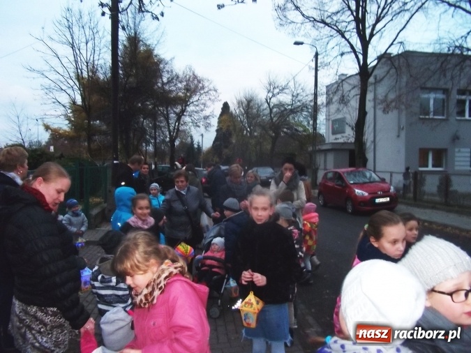 Zdjęcie w galerii na portalu naszraciborz.pl: Na Płoni dzieci szły w pochodzie ze świętym Marcinem wiadomości z regionu