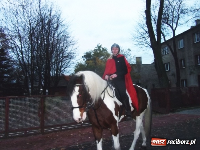 Zdjęcie w galerii na portalu naszraciborz.pl: Na Płoni dzieci szły w pochodzie ze świętym Marcinem wiadomości z regionu