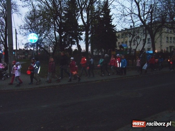 Zdjęcie w galerii na portalu naszraciborz.pl: Na Płoni dzieci szły w pochodzie ze świętym Marcinem wiadomości z regionu