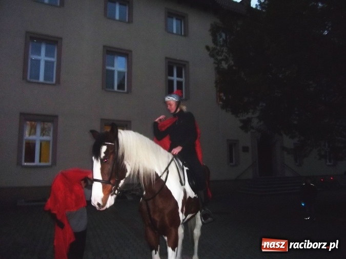 Zdjęcie w galerii na portalu naszraciborz.pl: Na Płoni dzieci szły w pochodzie ze świętym Marcinem wiadomości z regionu